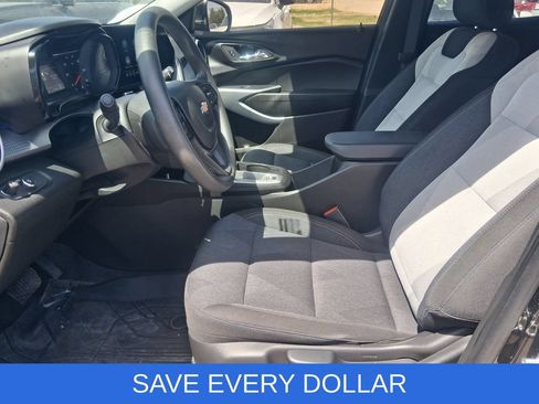 Used 2025 Chevrolet Trax LS w/ LS Convenience Package FWD image 13