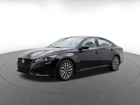 Used 2025 Nissan Altima 2.5 SV FWD image 3