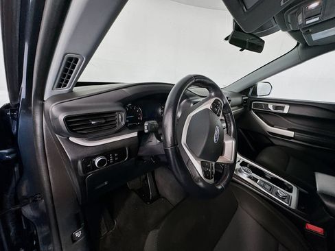 Used 2023 Ford Explorer XLT AWD/4WD image 9