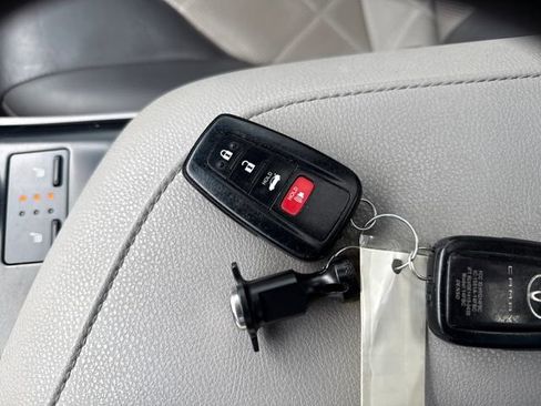 Used 2018 Toyota Camry XLE FWD image 11