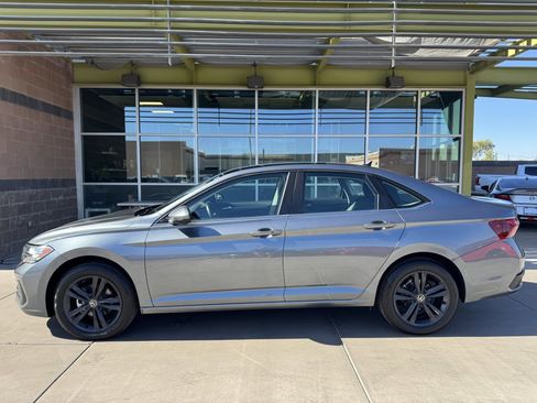 Used 2022 Volkswagen Jetta SE w/ Panoramic Sunroof Package image 7