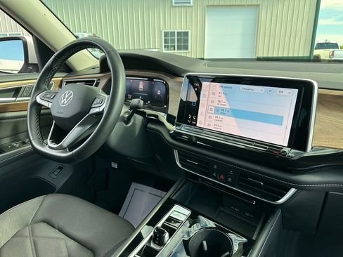 Used 2024 Volkswagen Atlas SE AWD/4WD image 34