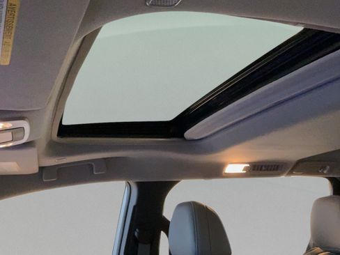 Certified 2025 Toyota Sienna XLE FWD image 24