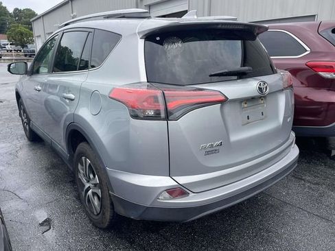 Used 2018 Toyota RAV4 LE FWD image 8