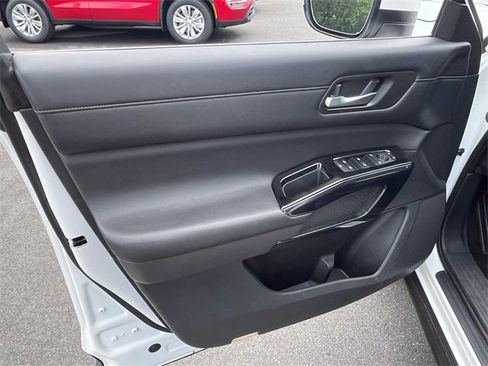 Used 2022 Nissan Pathfinder SV image 12