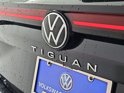 New 2025 Volkswagen Tiguan SE image 12