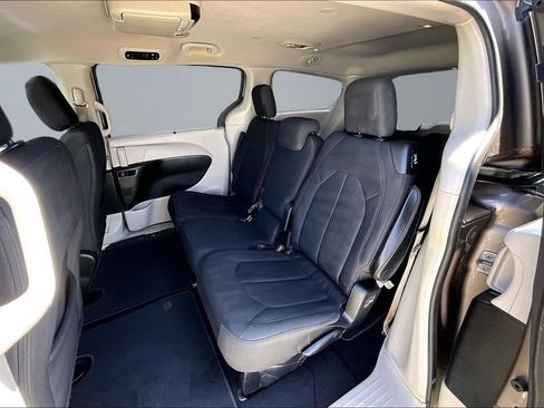 Used 2018 Chrysler Pacifica Touring Plus w/ Tire & Wheel Group FWD image 19