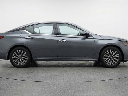 Used 2025 Nissan Altima 2.5 SV image 11