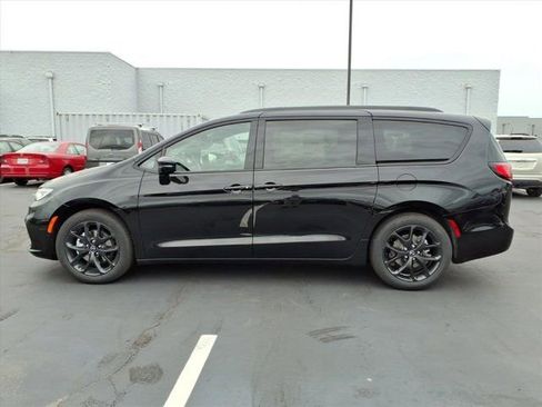 New 2026 Chrysler Pacifica Limited w/ S Appearance Package image 3