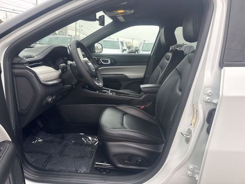 Used 2025 Jeep Compass Limited image 17