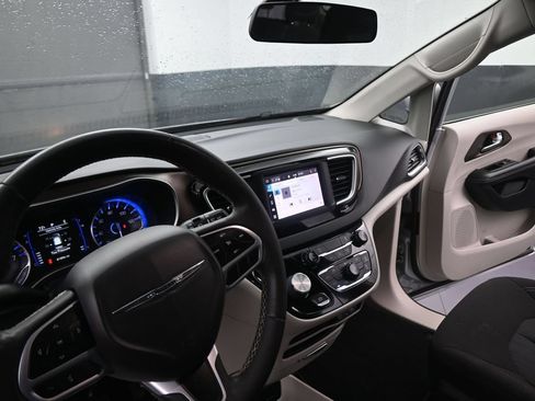 Used 2022 Chrysler Voyager LX FWD image 37