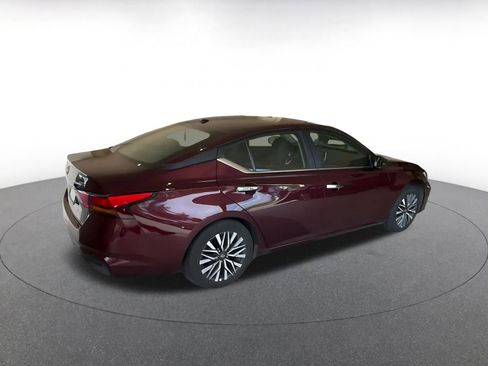 Used 2025 Nissan Altima 2.5 SV FWD image 12