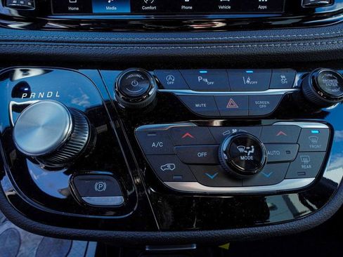 New 2026 Chrysler Pacifica Select image 17