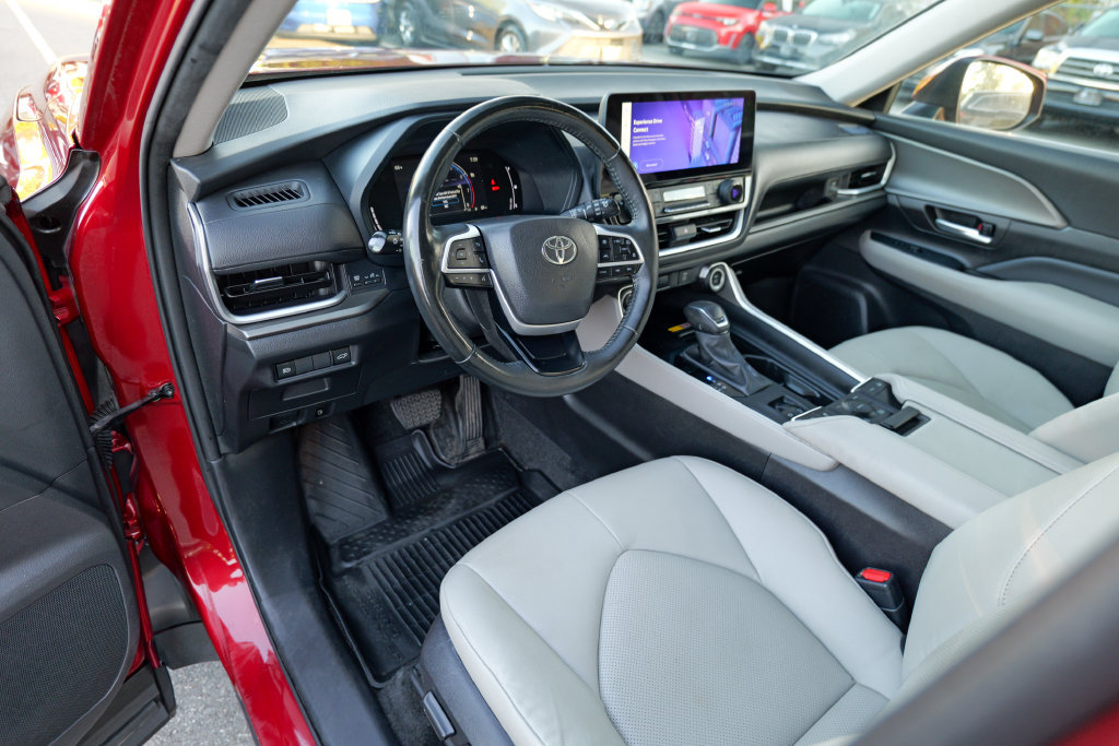 Used 2024 Toyota Grand Highlander AWD image 16