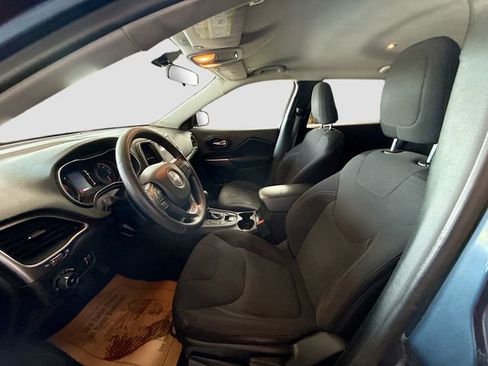 Used 2019 Jeep Cherokee Latitude w/ Popular Appearance Group FWD image 20