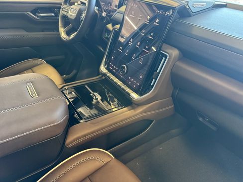 New 2026 GMC Yukon Denali Ultimate w/ LPO, Floor Liner Package AWD/4WD image 17