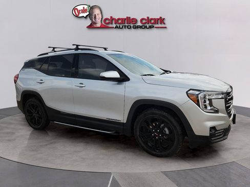 Used 2022 GMC Terrain SLT w/ LPO, 'HIT The Road' Package FWD image 6