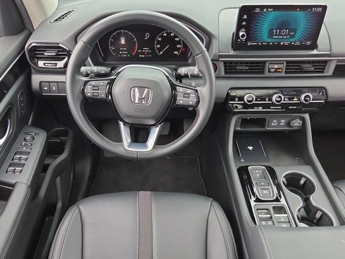 Certified 2025 Honda Pilot Touring image 12