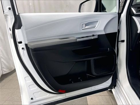 Used 2025 Toyota Sienna LE image 9