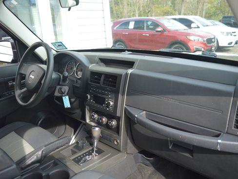 Used 2010 Jeep Liberty Sport image 28