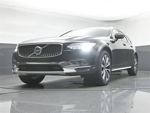 Used 2024 Volvo V90 B6 Cross Country Plus image 39