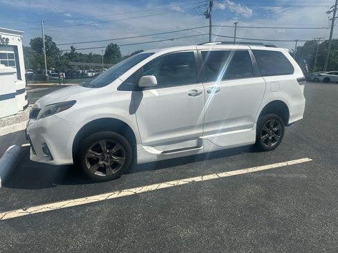 Used 2019 Toyota Sienna SE w/ SE Preferred Package FWD image 4