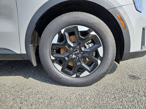 Certified 2025 Kia Sorento S FWD image 9
