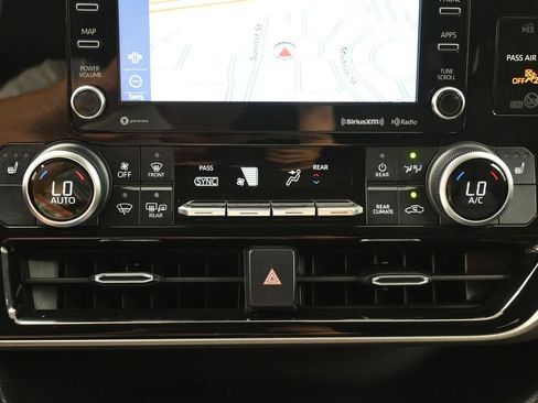Used 2021 Toyota Highlander XLE AWD/4WD image 23