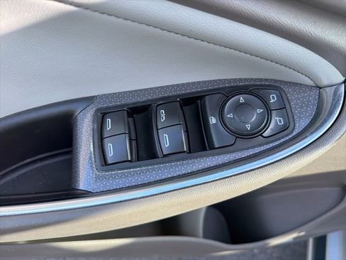 Used 2017 Chevrolet Malibu LT FWD image 18