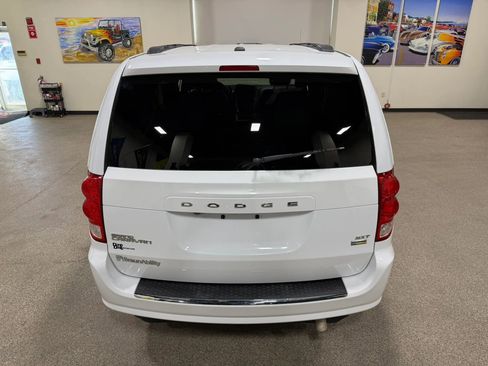 Used 2019 Dodge Grand Caravan SXT image 18