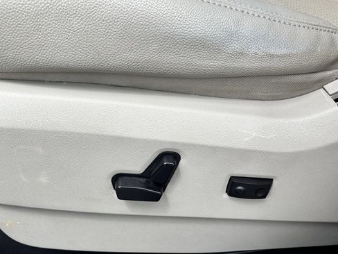 Used 2013 Chrysler Town & Country Touring-L w/ Driver Convenience Group FWD image 16