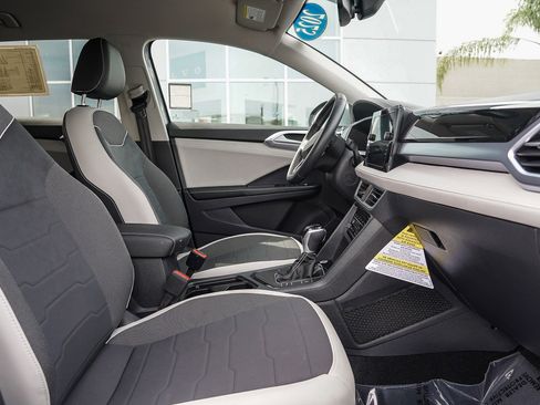 Certified 2025 Volkswagen Taos SE image 16