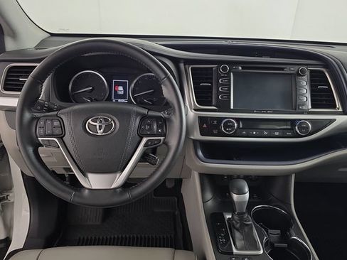 Used 2018 Toyota Highlander XLE AWD/4WD image 11