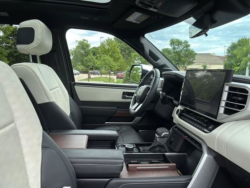 Used 2025 Toyota Sequoia Capstone AWD/4WD image 23