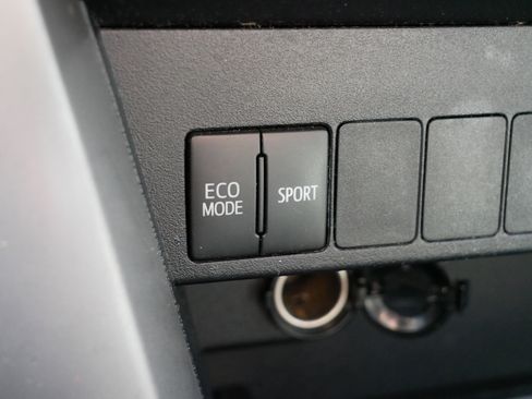 Used 2018 Toyota RAV4 XLE image 28