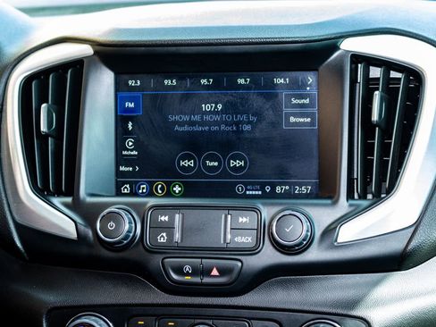 Used 2024 GMC Terrain SLT image 13