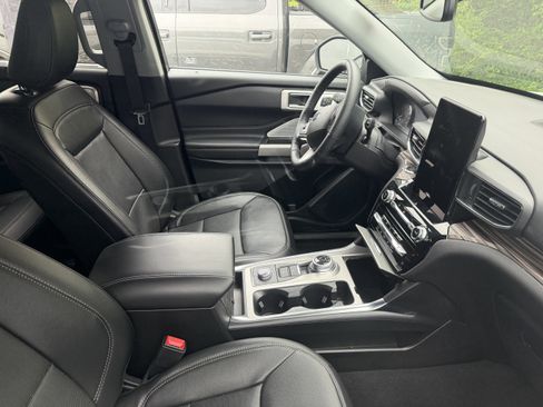 Used 2024 Ford Explorer Limited w/ Limited Technology Package image 5