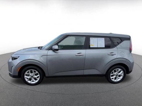 Used 2025 Kia Soul LX w/ LX Technology Package FWD image 8