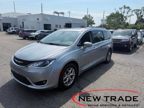 Used 2018 Chrysler Pacifica Limited FWD image 1