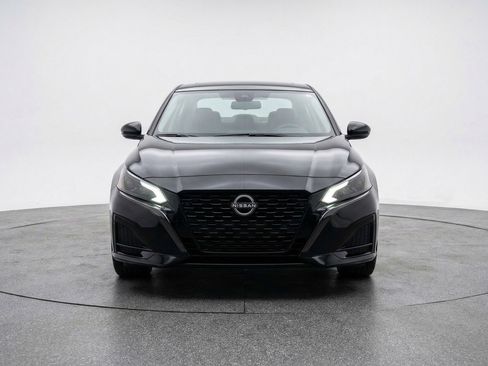 Used 2025 Nissan Altima 2.5 SV image 2