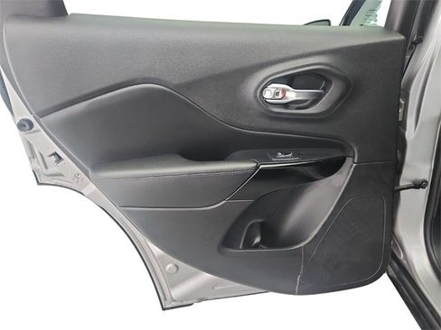 Used 2019 Jeep Cherokee Latitude Plus image 22