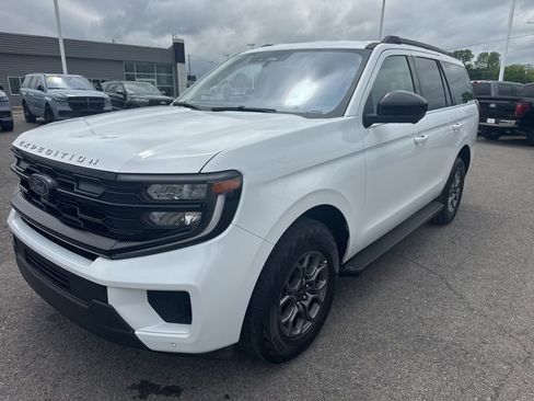 Used 2025 Ford Expedition Active AWD/4WD image 2