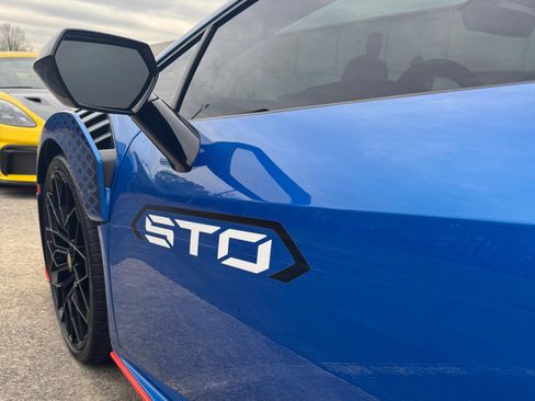 Used 2022 Lamborghini Huracan STO image 7
