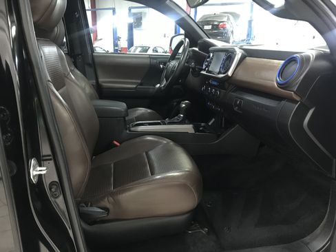 Used 2022 Toyota Tacoma Limited RWD image 14