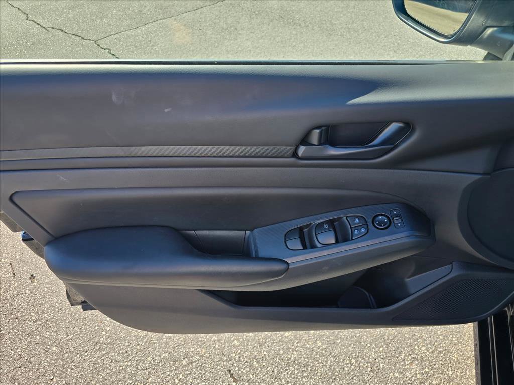 Used 2025 Nissan Altima 2.5 S FWD image 9