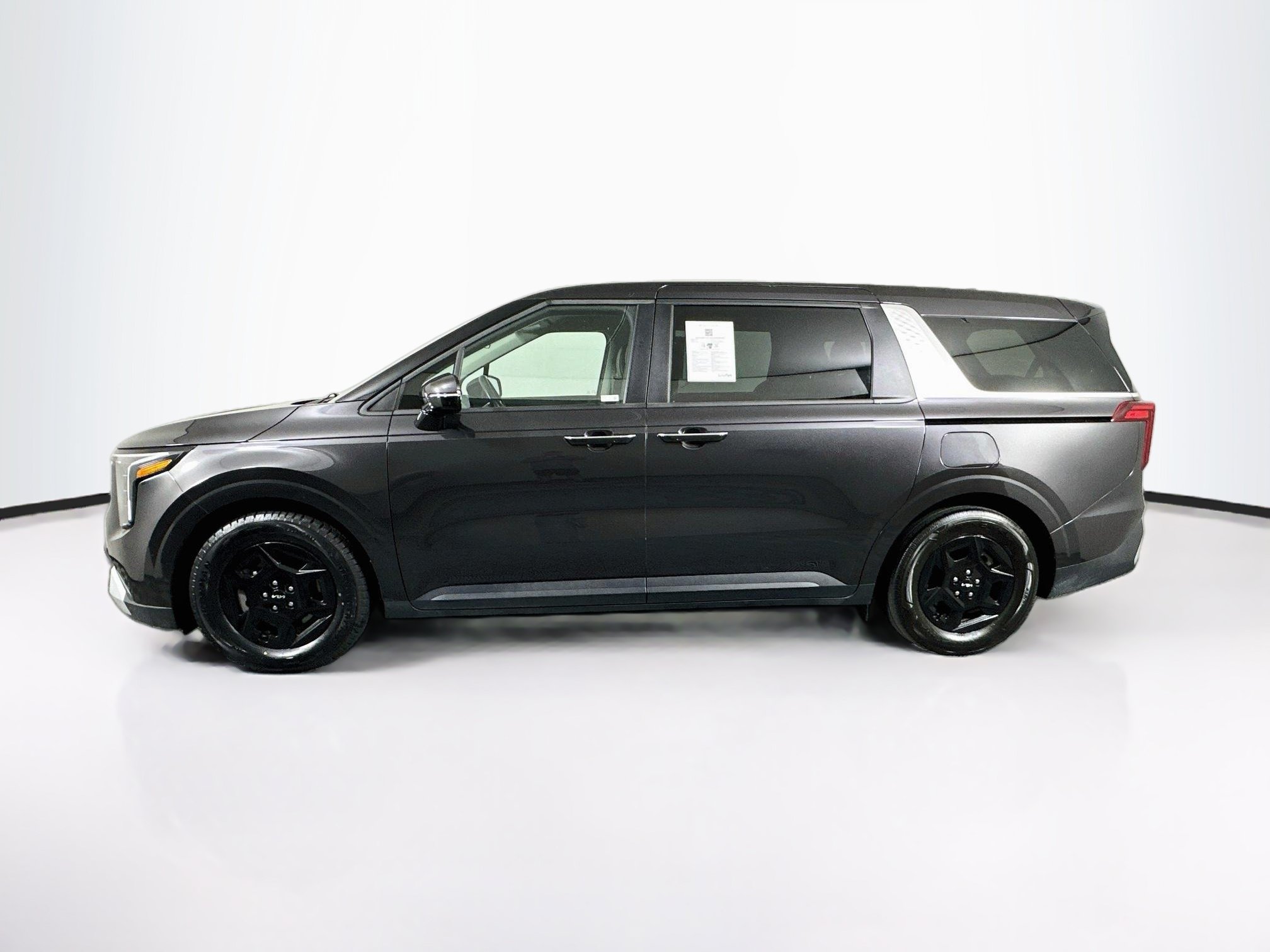 Used 2025 Kia Carnival FWD image 4