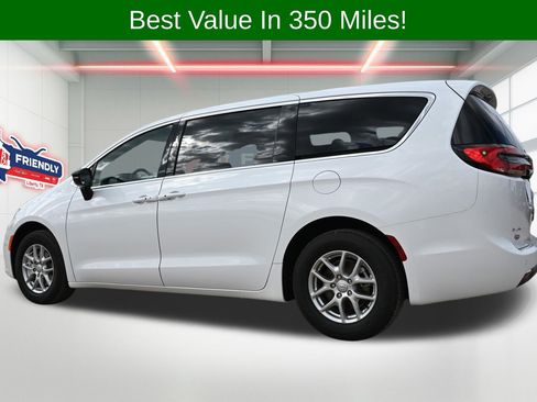 New 2026 Chrysler Pacifica Select image 2