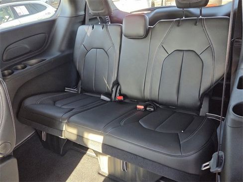 New 2026 Chrysler Pacifica Select image 11