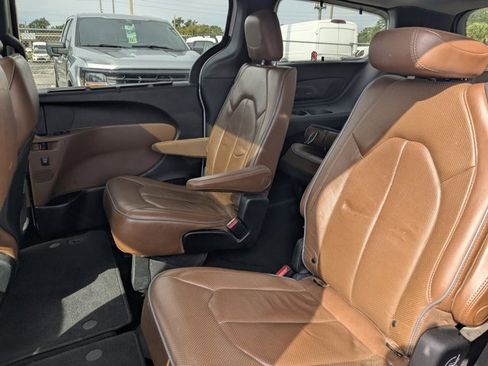 Used 2019 Chrysler Pacifica Limited w/ Tire & Wheel Group image 14