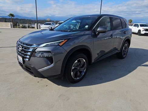 Used 2026 Nissan Rogue SV FWD image 4